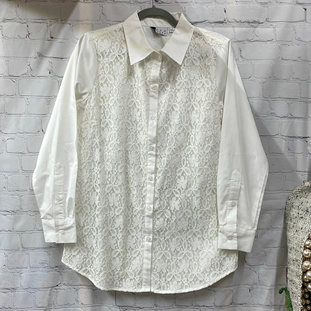 Joan Rivers Cotton blend lace front button up small top